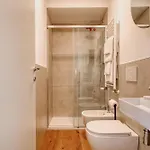 Joivy Modern 1-bedroom Flat In *